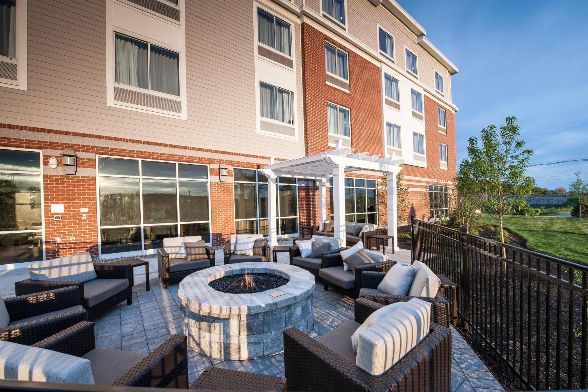 Courtyard By Marriott Boston Littleton Hotel Bagian luar foto