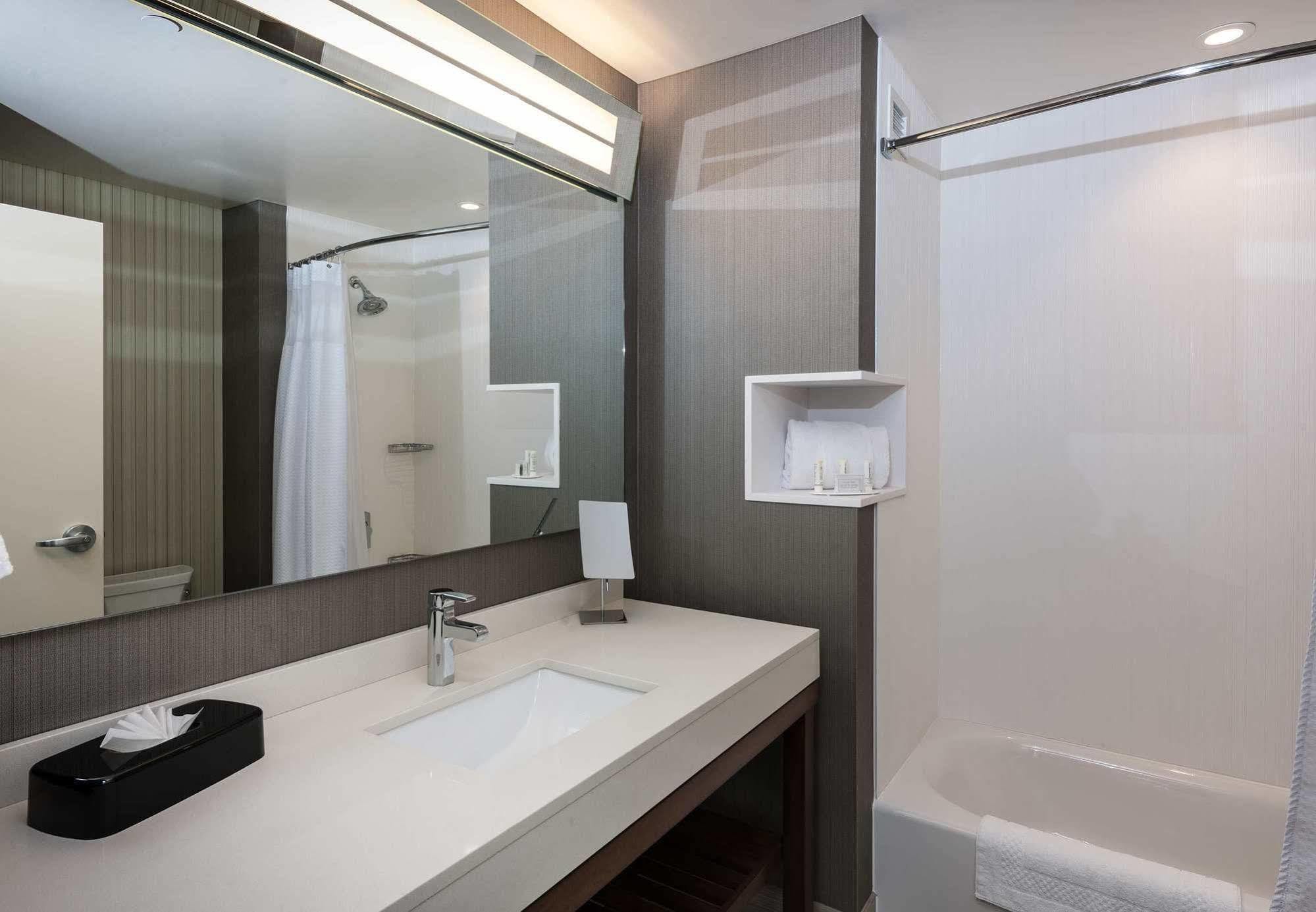 Courtyard By Marriott Boston Littleton Hotel Bagian luar foto